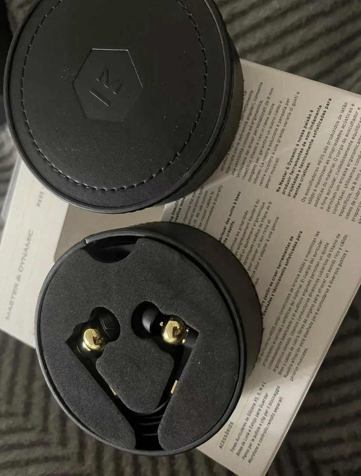 MASTER &DAYNAMIC ME05 INEAR WIRED HEADPHONES BRASS BRAND New With TAG - Image 4 of 4