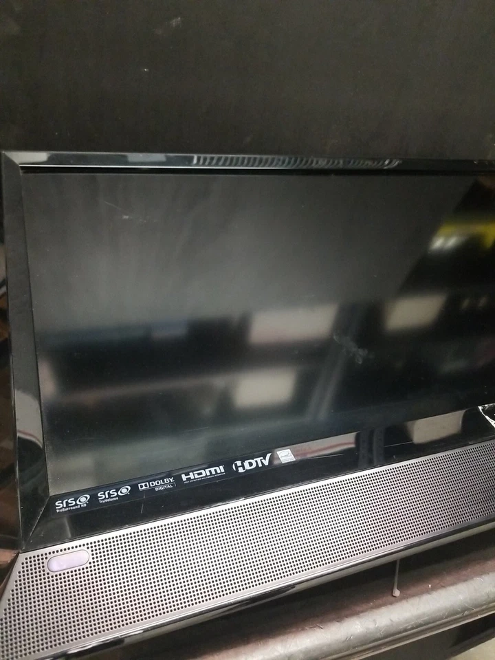 VIZIO E320VL 32-inch 720p LCD HDTV, missing stand & remote - Image 2 of 4