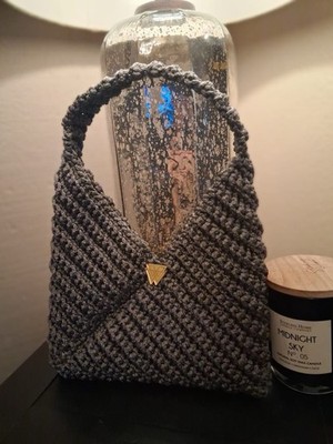 Bolsa De Dama Artesanal Hecha A Mano Modelo triangular color gris. 