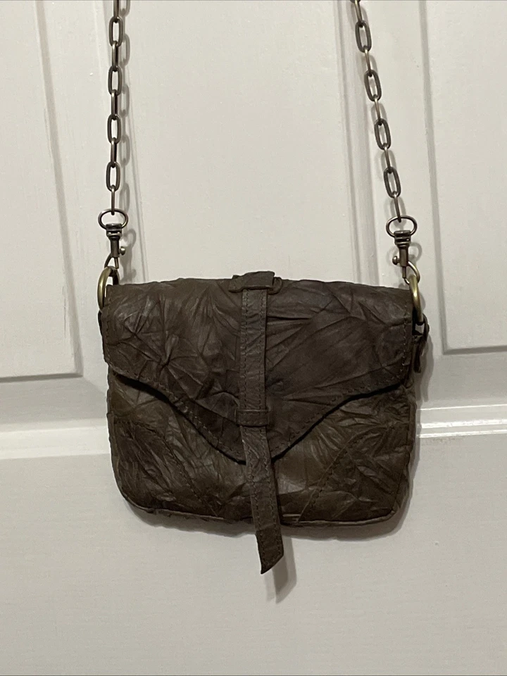 Mini bolso bandolera Monserat De Lucca de cuero suave arrugado correa de cadena de latón Foto 2 de 4