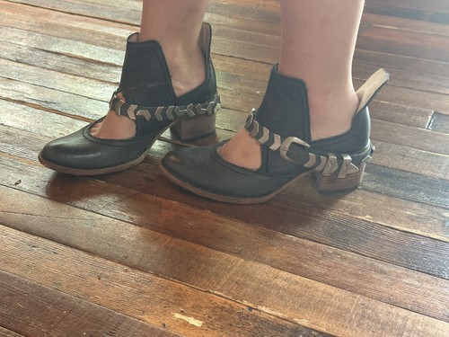 FREEBIRD BY STEVEN 'Blade' Black Leather Harness Booties w/2.5" Heels Sz. 7 - Picture 2 of 11
