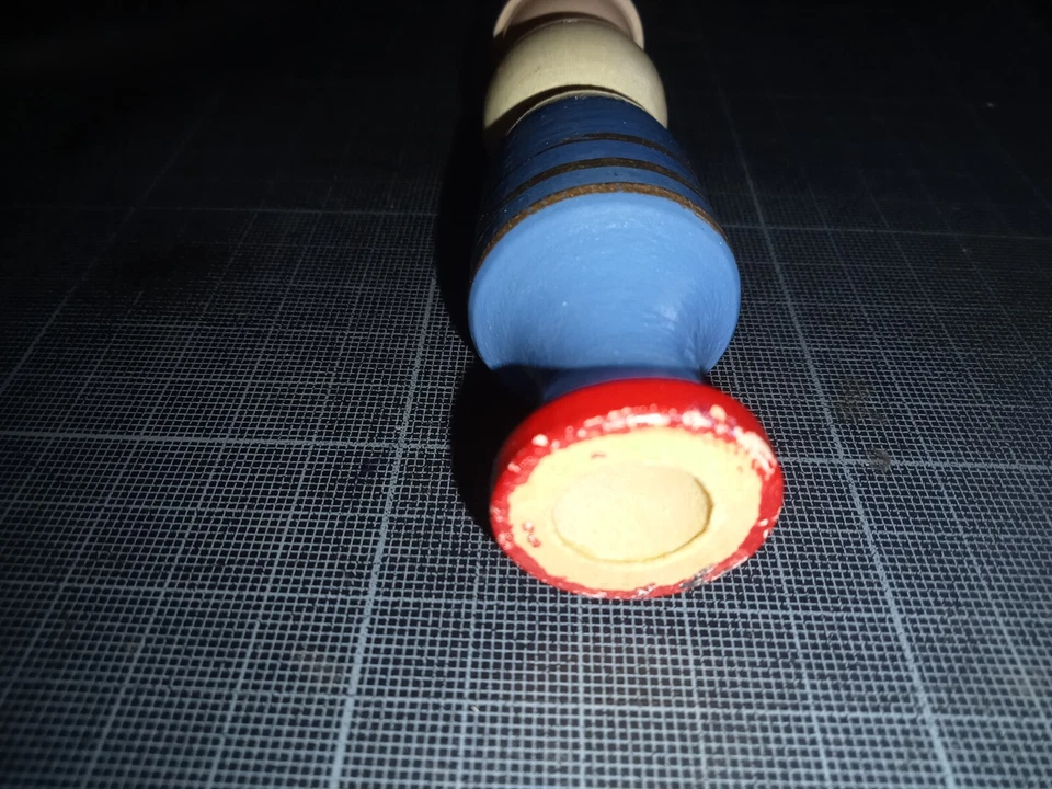 Ancien TRICOTIN en bois - Robe bleue & pied rouge - H : 12 cm - Photo 3/4