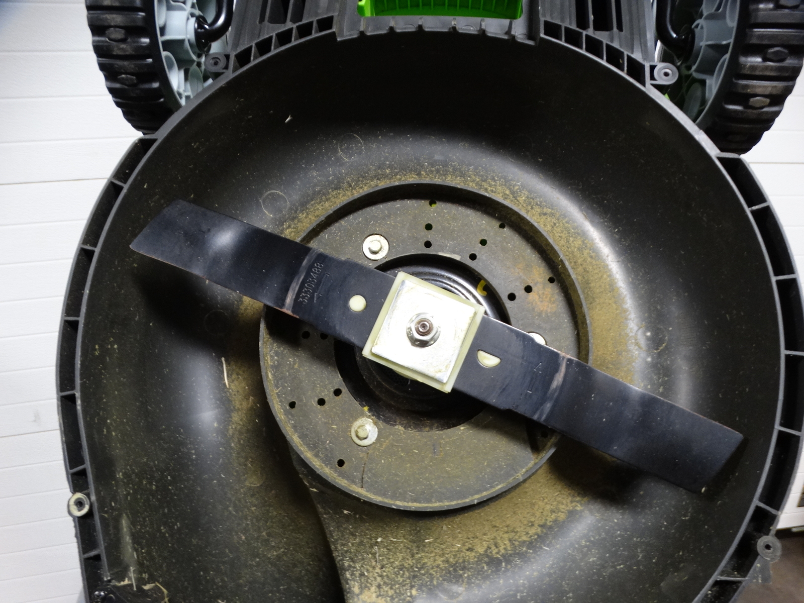 GreenWorks 40Volt 16inch Battery Lawn Mower 25322 + Grass Catcher