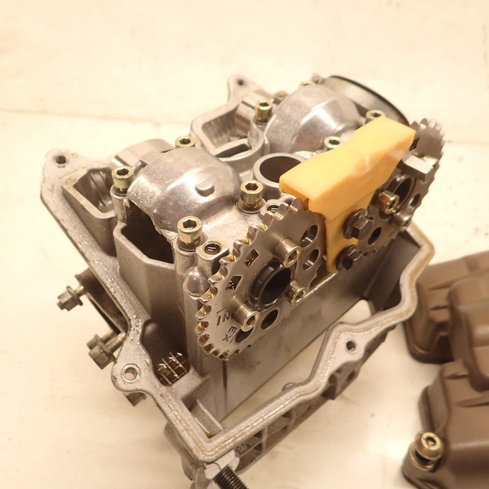 04-09 Aprilia RSV 1000 RSV1000R culata delantera con árboles de levas Foto 2 de 4