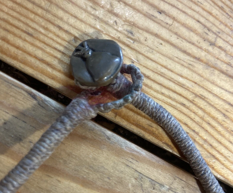 Mummy’s Bundle David & Mary Hancock Jade, Hueso, Collar de Latón con Cuentas Foto 4 de 4