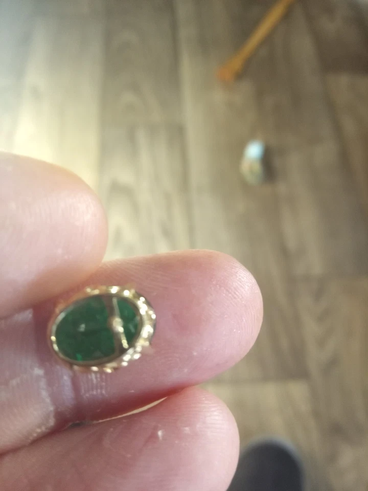 Brincos de ouro 14k com pino de esmeralda 2,3 gramas de ouro com 3,75 esmeraldas em condições justas - Imagem 3 de 3