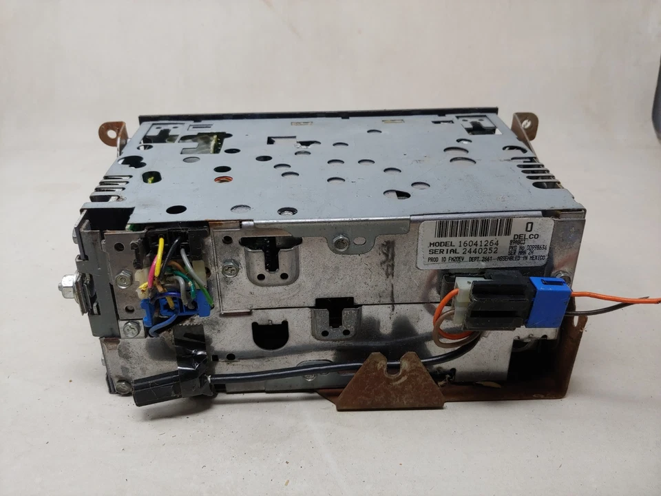  Radio casete estéreo Oldsmobile OEM Delco 88-96 GM 16041264 LIMPIO  Foto 4 de 4