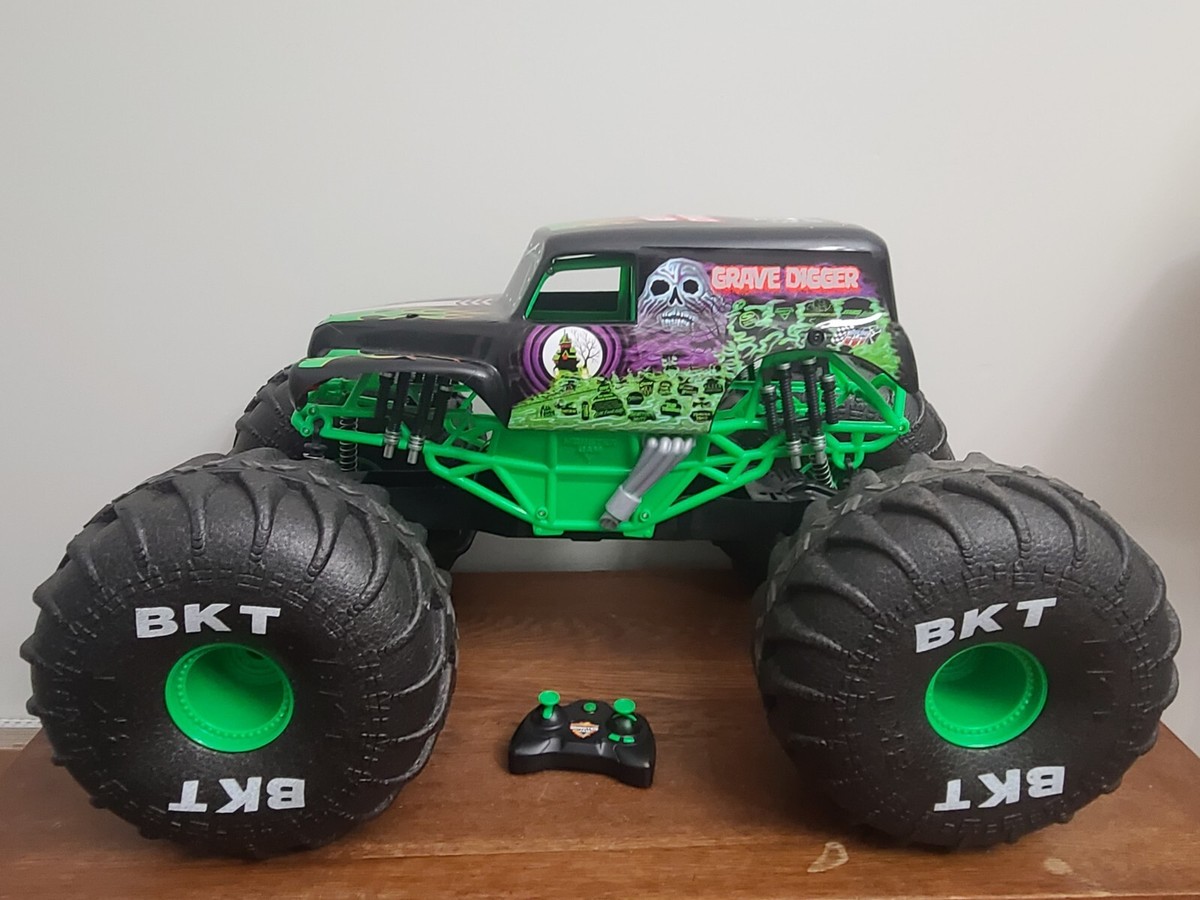 Grave Digger MEGA All-Terrain RC 1:6 Scale MONSTER Jam Truck With Lights  HUGE
