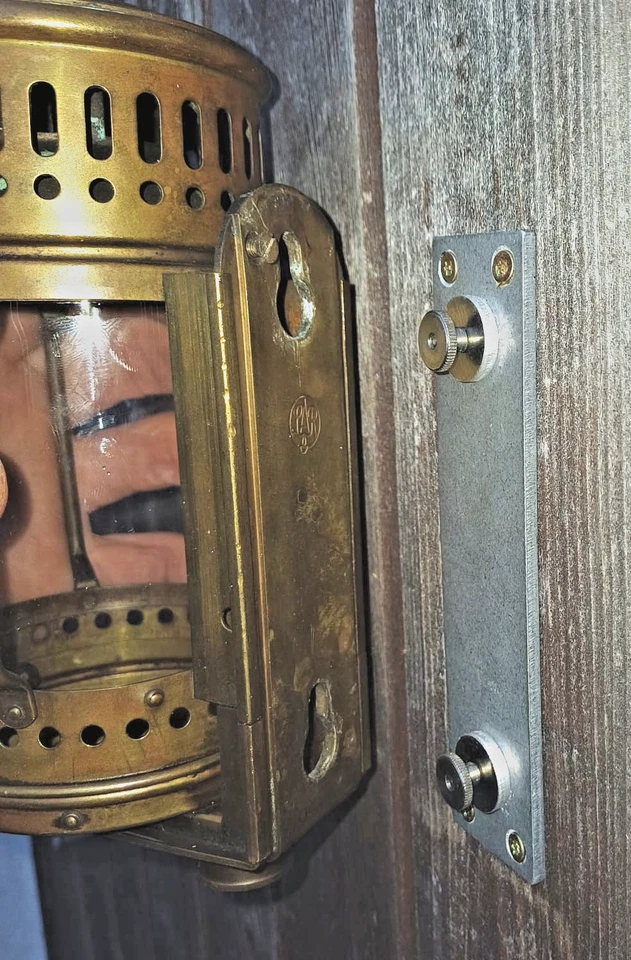 Halterung für Notlaternen, Ermöglicht das befestigen an der Wand!