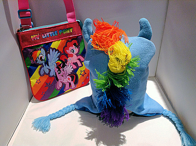 Hasbro MY LITTLE PONY Friendship Magic Rainbow Dash borsa a tracolla e berretto usata in ottime condizioni