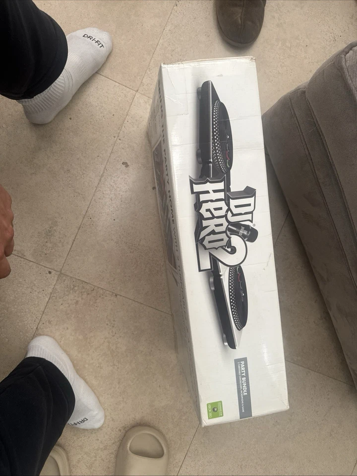 DJ Hero 2 Party Bundle 2010 Two Turntables and Mic for Xbox 360 - Image 4 of 4