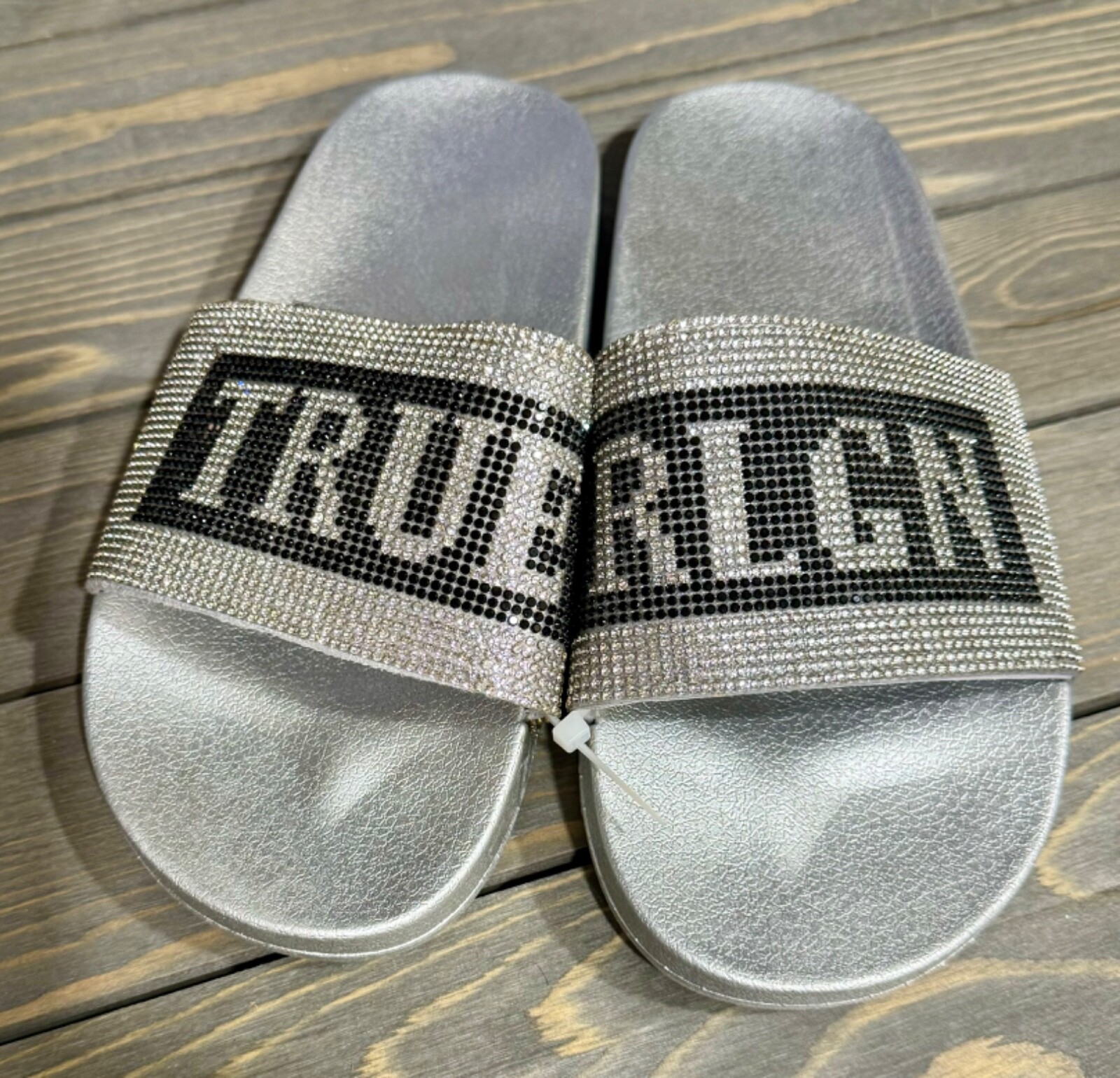 PANTOFOLA D’ORO NUOVE pantofole con diapositive argento True Religion Jasmine Bling TAGLIA 9