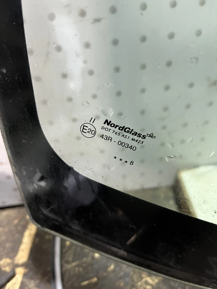 Toyota Starlet 1996  Front Widescreen Glass - Image 4 of 4