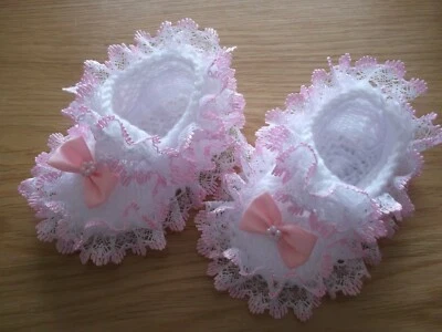 HAND KNITTED BABY SHOE/BOOTIES WHITE / PINK-TO FIT 0-3 MONTHS/ REBORN DOLL-B6