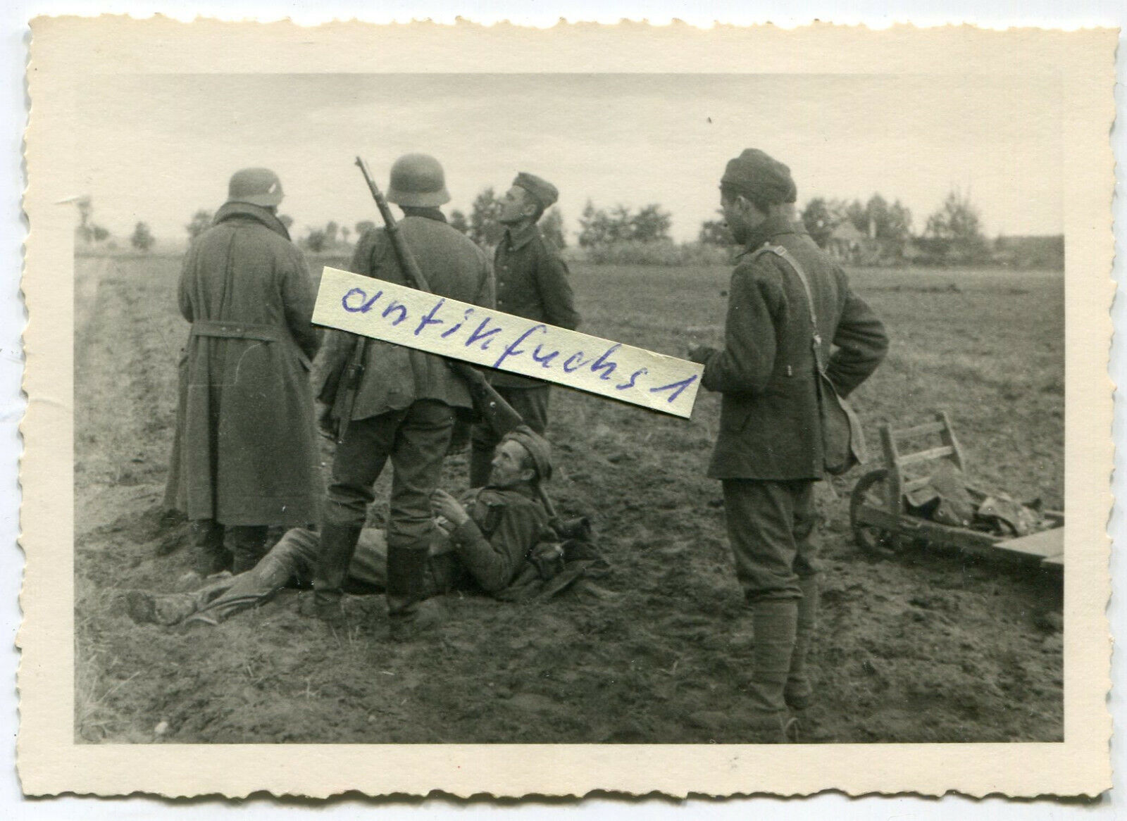 Bild 1 - Foto : WH-Soldaten mit gefangenen Soldaten aus Polen beim Verhör im 2.WK