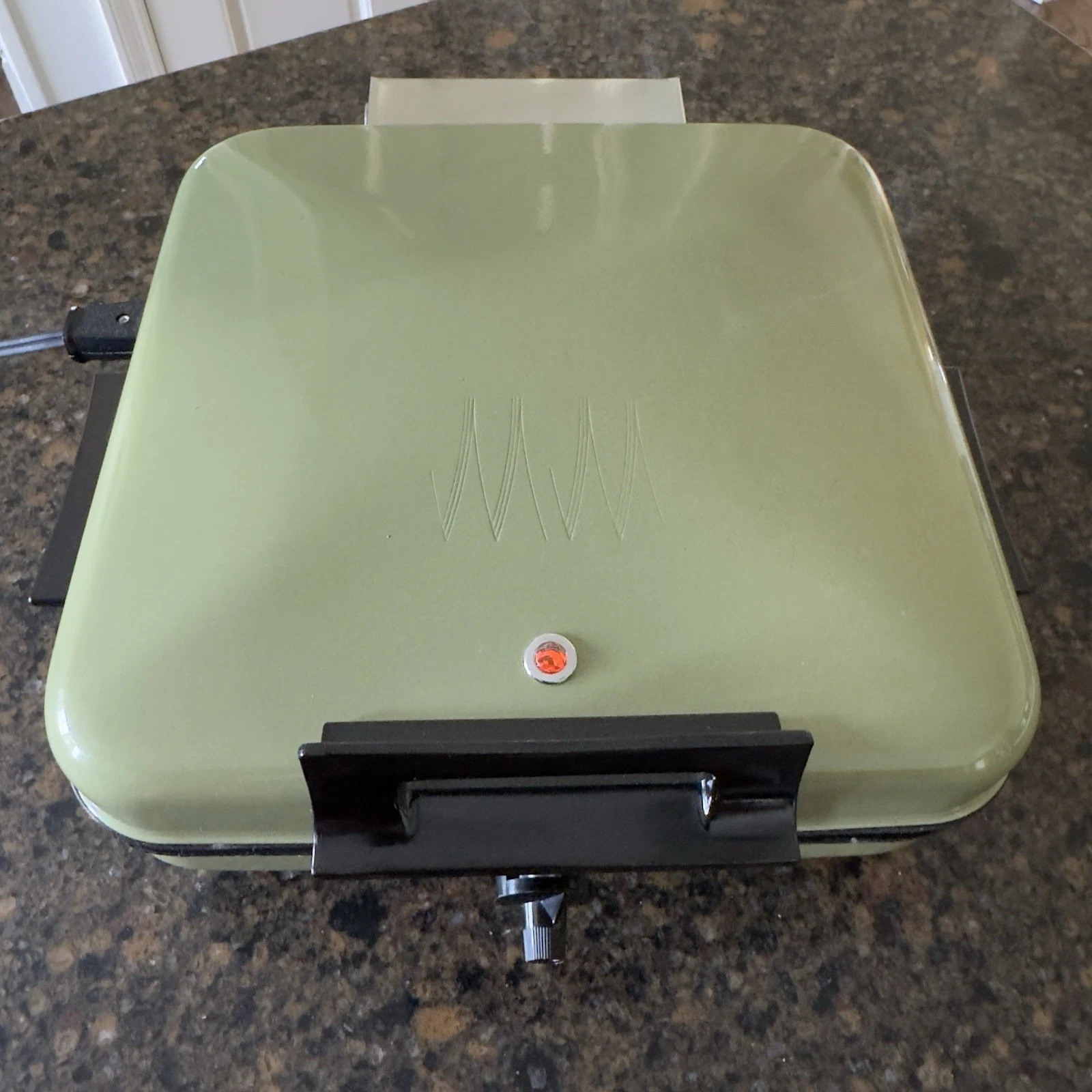 Vtg Magic Maid Ambassador 950 Waffle Maker Avocado Green w/ Orig Power Cord