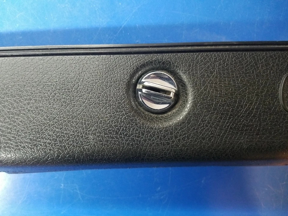 Chevrolet Camaro 1970-1977 puerta guantera negra usada Foto 3 de 4