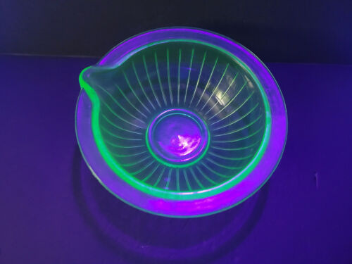 GREEN DEPRESSION URANIUM GLASS RIBBED MIXING -BATTER BOWL W/SPOUT - 7 1/4 GLOWS