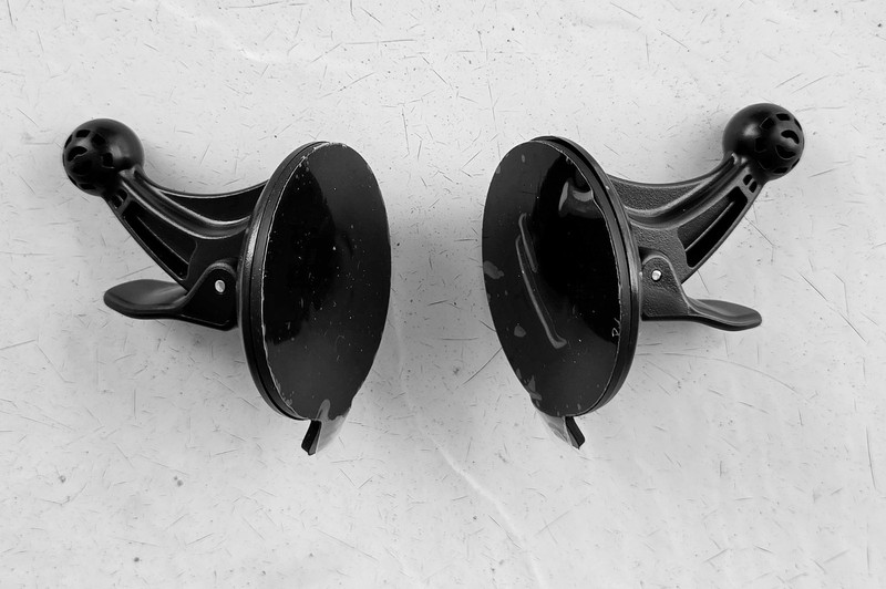 Garmin Nuvi GPS Windshield  Car Suction Cup Mount (Qty 2) Brand New