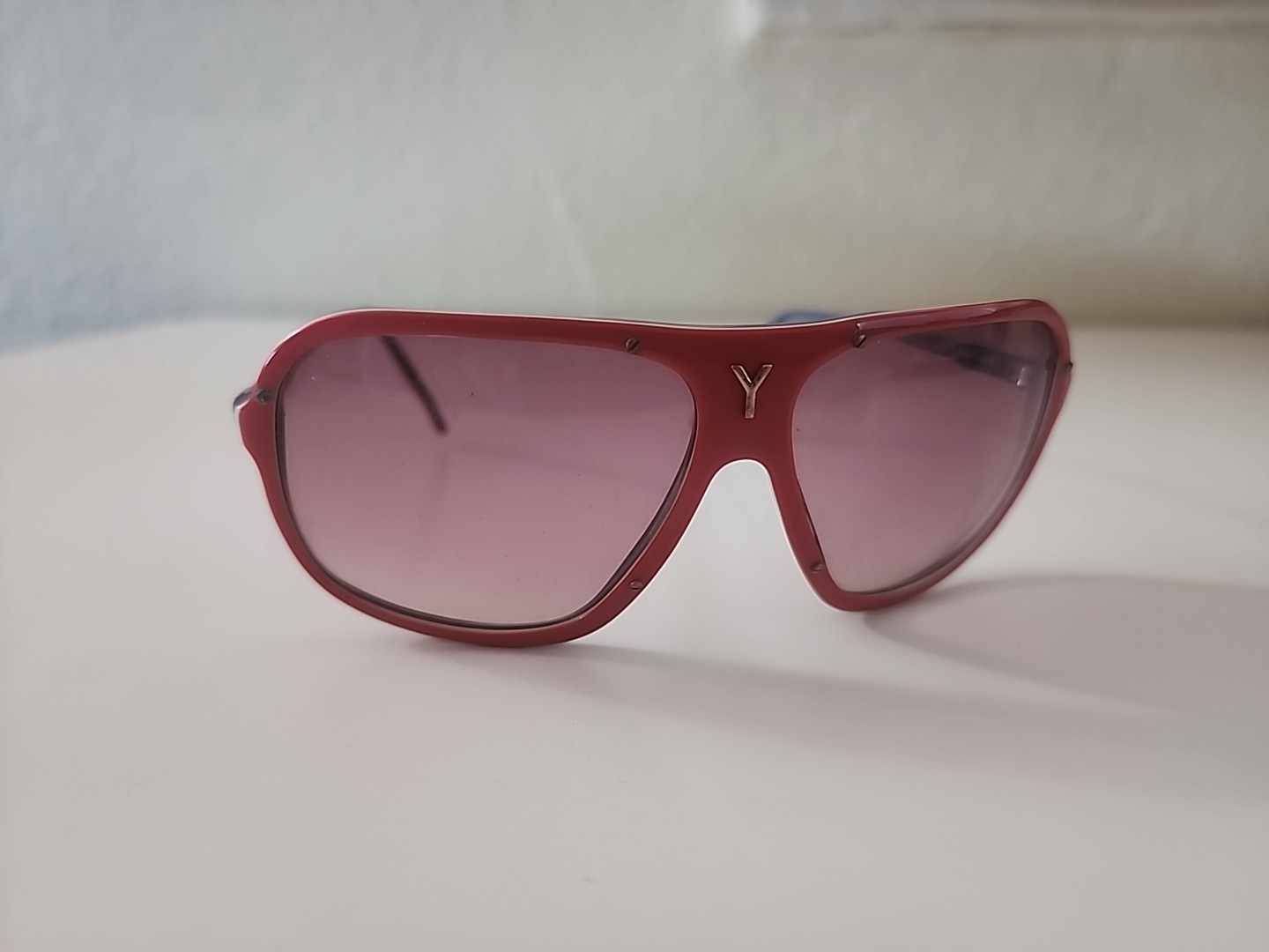 Occhiali da sole aviatore Yves Saint Laurent rossi con custodia