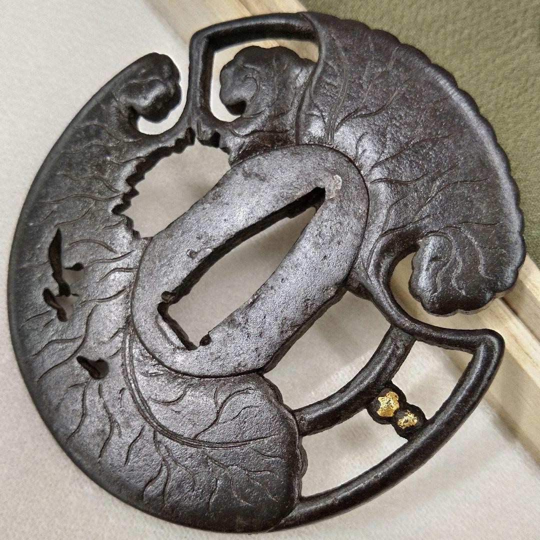 Tsuba en fer signée Sukashi aoi, fabriquée par Echizen ju Kinaisaku