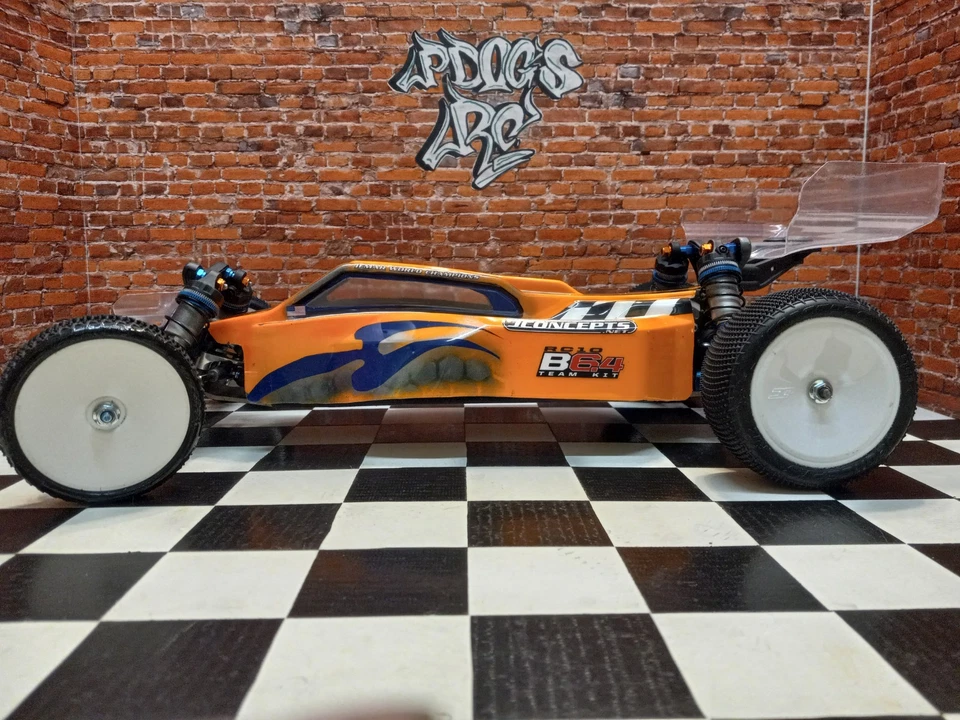 ALFOMBRA RODILLO COCHE EQUIPO ASOCIADO B6.4 CON CARROCERÍA PINTADA PERSONALIZADA Foto 3 de 4