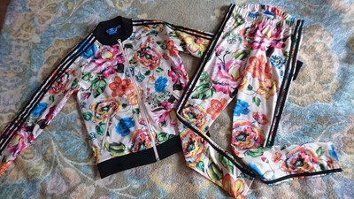 adidas anzug mit blumen