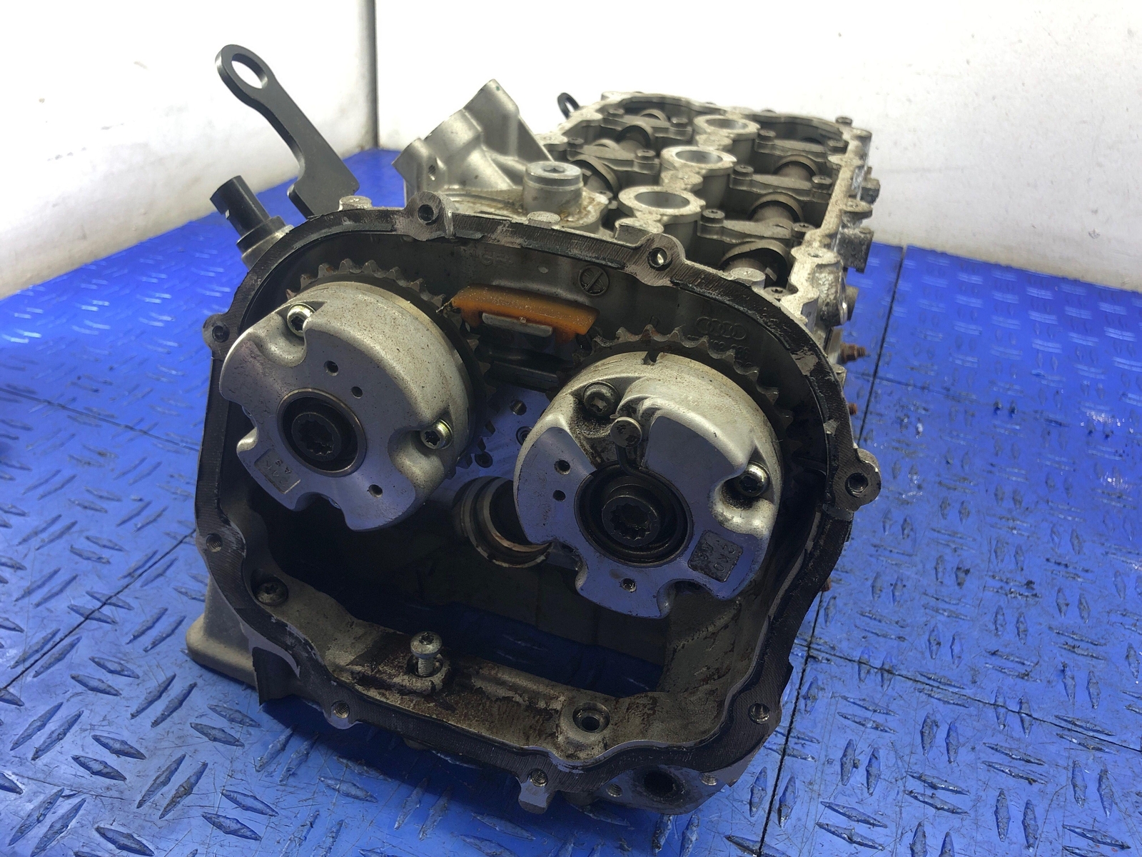 2011-2015 AUDI R8 4.2L RIGHT SIDE CYLINDER HEAD W/CAMSHAFTS *FLOOD RECOVERY*