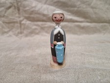 alte schöne Holzfigur für den Weihnachtsberg Milchfrau