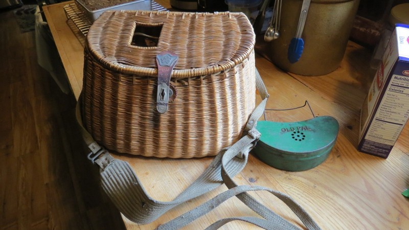 vtg Form-fit Canvas back Wicker Fishing Creel w/old pal bait tin / still w/ tag