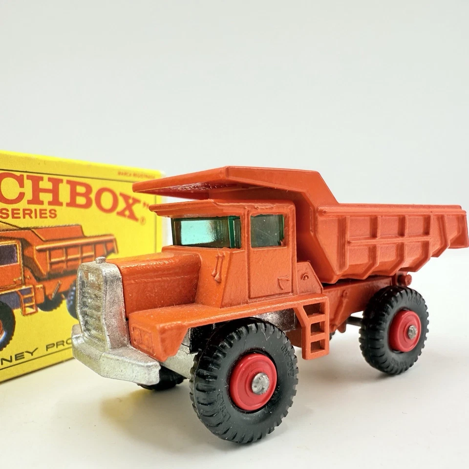 Camión de volteo Matchbox Lesney 28d Mack con bujes rojos - muy casi nuevo y en caja Foto 2 de 4