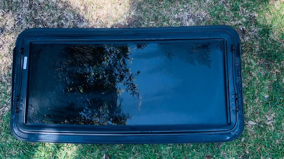 OEM 2007 - 2012 HYUNDAI SANTA FE SUNROOF SUN MOON ROOF TOP GLASS WINDOW - Image 2 of 4