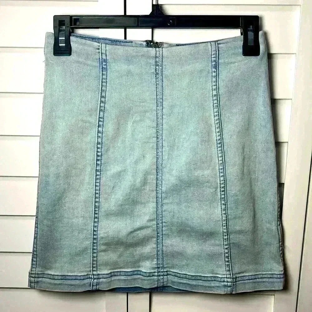 Free People Modern Femme Boho Denim Stretch Mini Skirt Women’s Size 2 Light Wash
