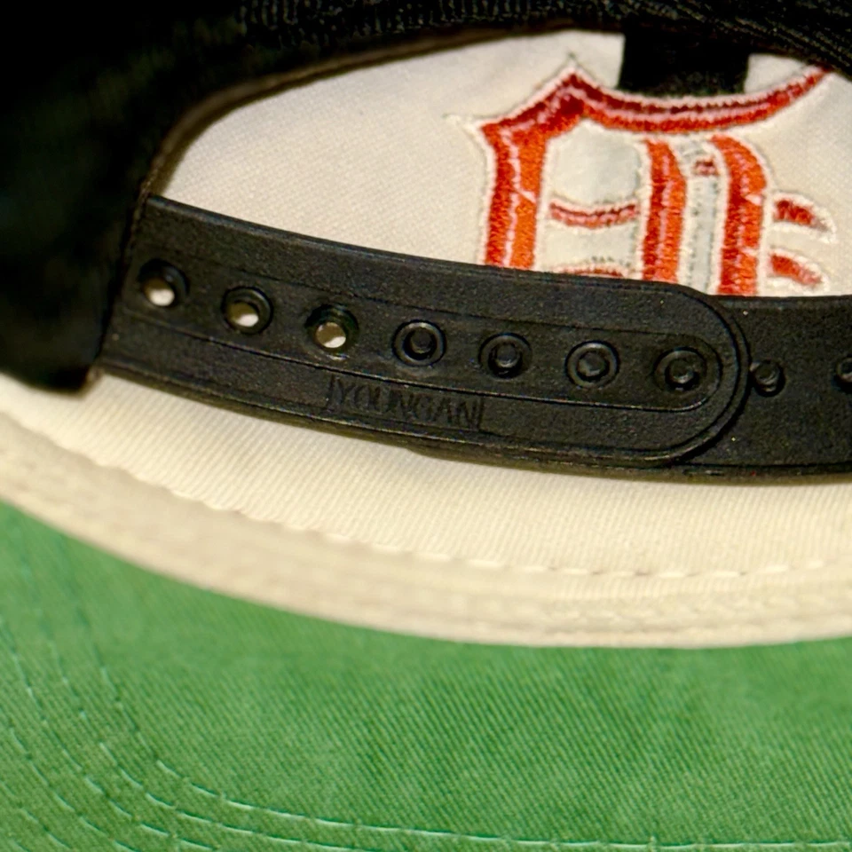 De colección Especialidades Deportivas Tigres de Detroit Negro MLB Logo Lateral Snapback Sombrero Lana Foto 3 de 4