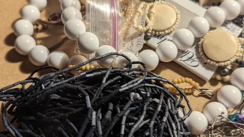 3 Pounds 7.2 Oz Jewelry Costume, Some Better, Some Nice, Unsorted - Picture 15 of 16