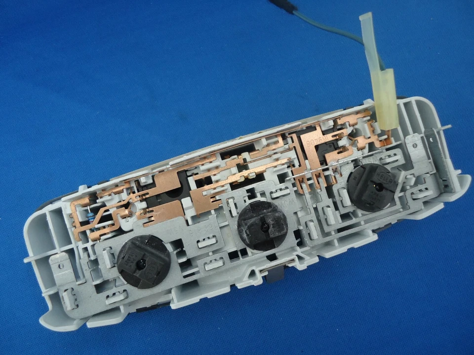 FORD FIESTA Mk7 FRONT INTERIOR COURTESY LIGHT  2009 TO 2016 - Image 2 of 4