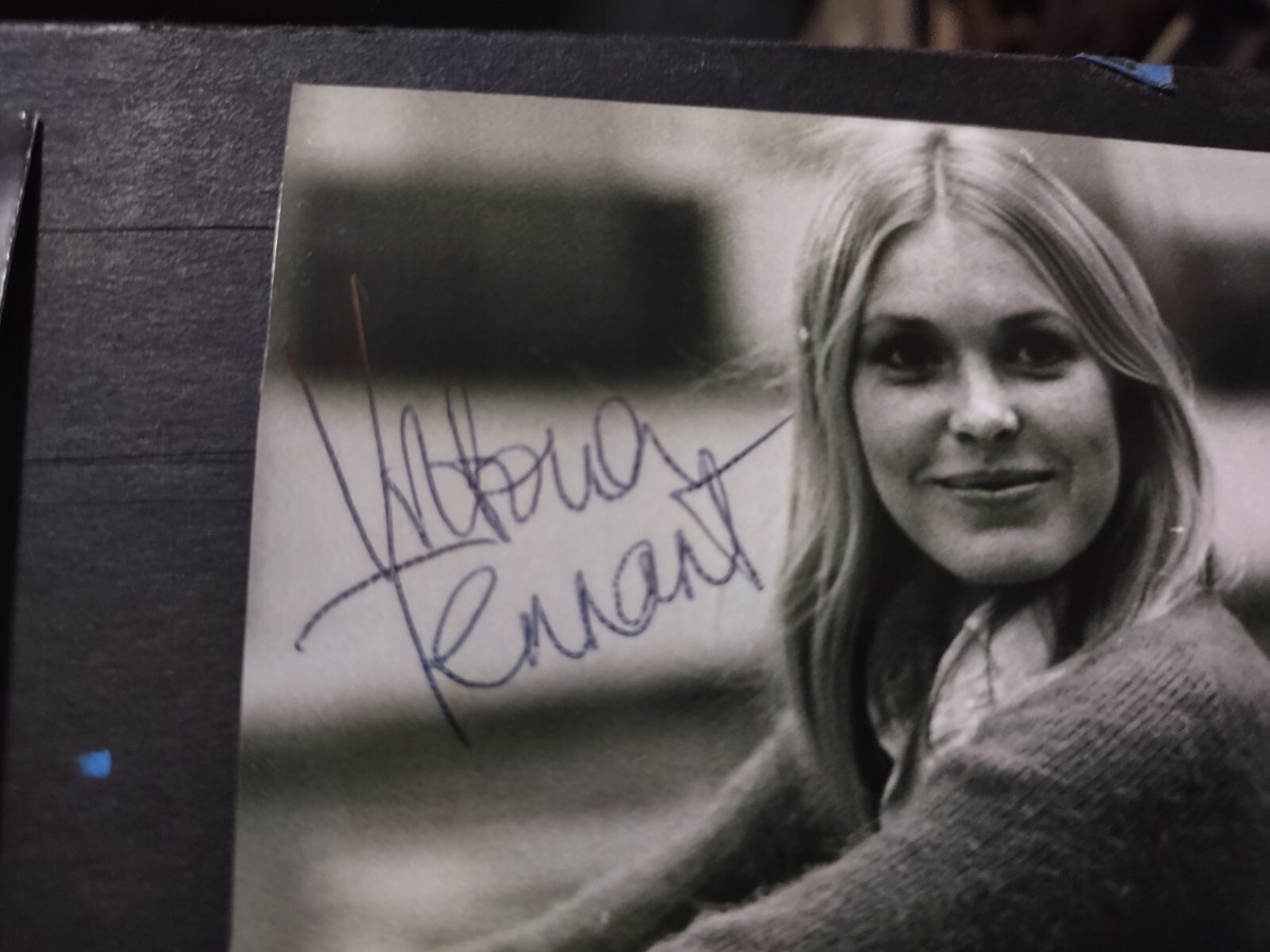 VICTORIA TENNANT SEXY ICON LEGENDARY HOLLYWOOD PINUP SIGNED