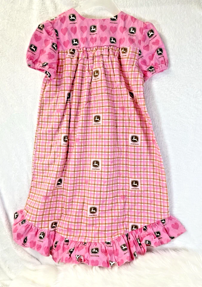 Camisón de franela hecho a mano para niñas John Deere rosa sm Foto 2 de 2