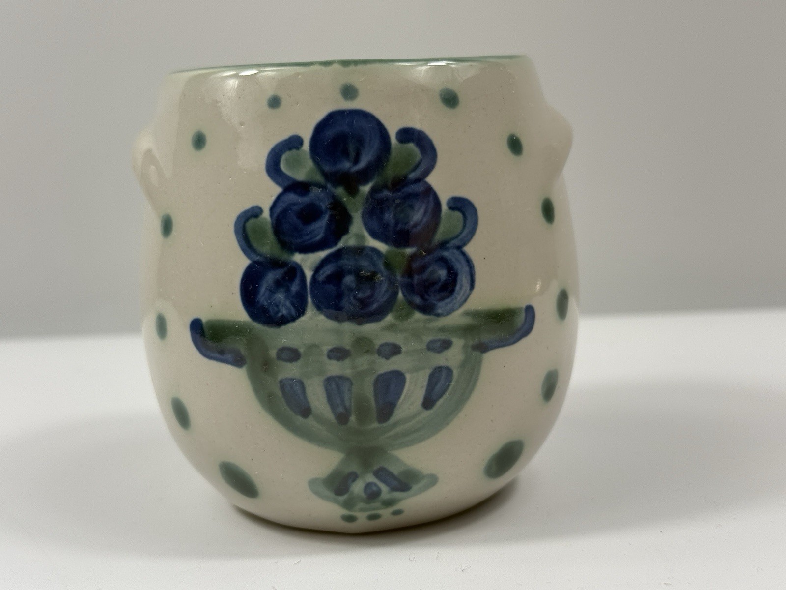 M.A. "Florero Hadley Blueberry Bouquet dos asas firmado 3,75"""