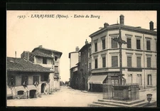 CPA Larajasse, Entrée du Bourg 