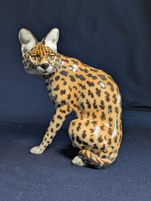 NYMPHENBURG SERVALKATZE sitzend PORZELLAN Figur 16 cm 6,25'' HANDBEMALT KARNER