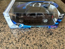 1/18 MAISTO  CHRYSLER 300C BURGANDY SCARCE COLOUR