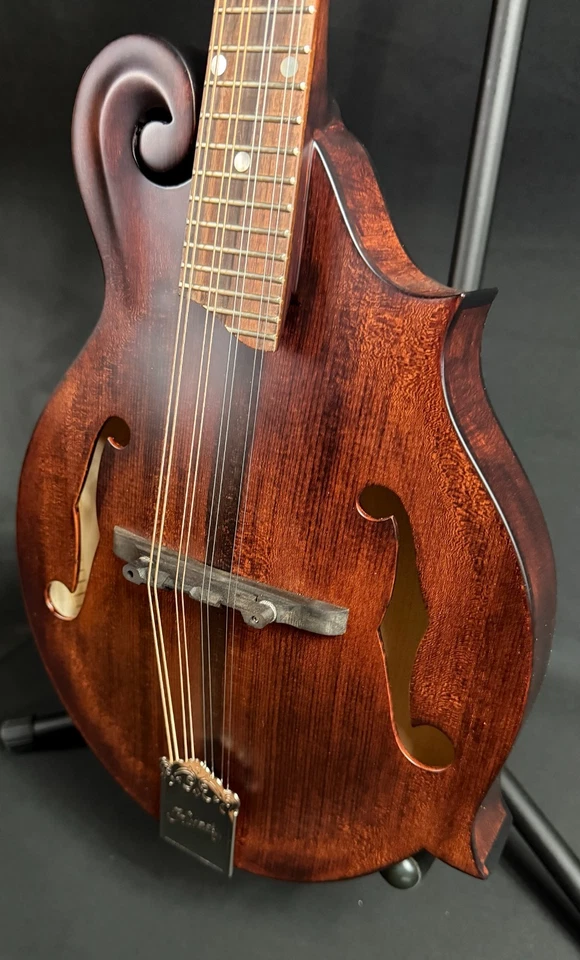 Kentucky KM-606 Стандартная F-Style Мандолина Ореховое Пятно Отделка с Мягким Чехлом - Изображение 4 из 4