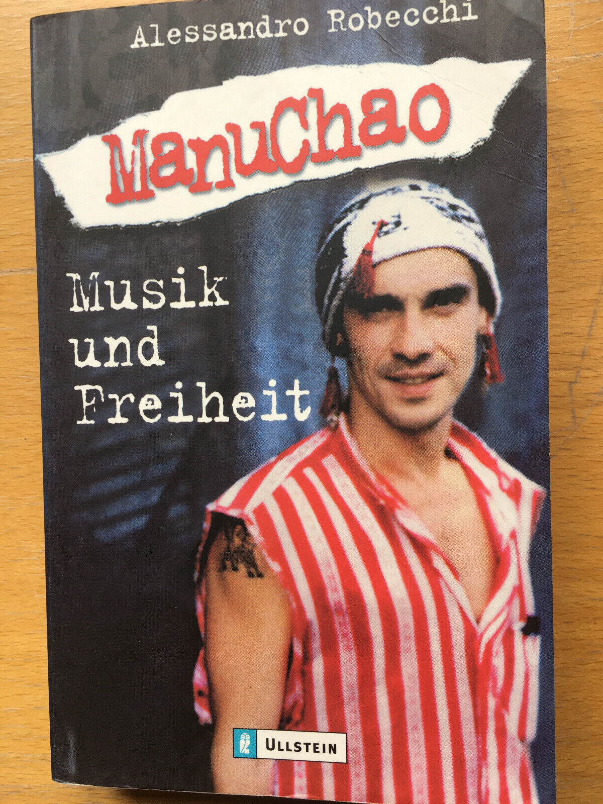 Manu Chao: Musik und Freiheit von Robecchi, Alessandro. TB. Abbildungen, 378 S. - Robecchi, Alessandro