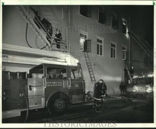 1986 Press Photo New Orleans firefighters on scene at fire call - nob10806