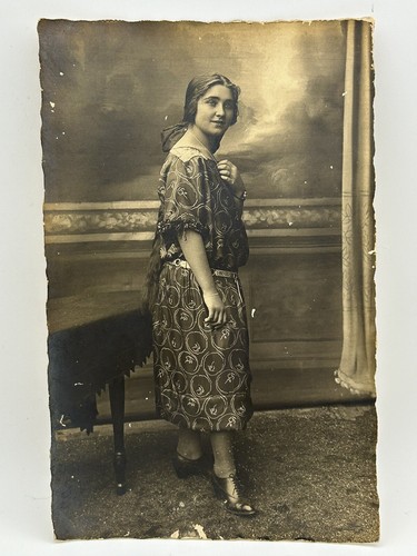 1910 RPPC Postkarte schöne Frau Kleiderschmuck Schleife Echtfoto Postkarte - Bild 2 von 4