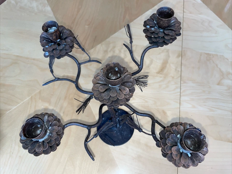 Candelabro de 5 velas cónicas de piña de hierro decoración de vacaciones de otoño acabado bronce usado Foto 4 de 4