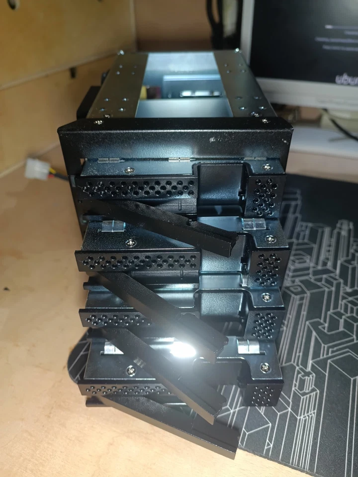 SOLID STEEL SATA ARRAY 4 Bays hot swap - Image 3 of 4