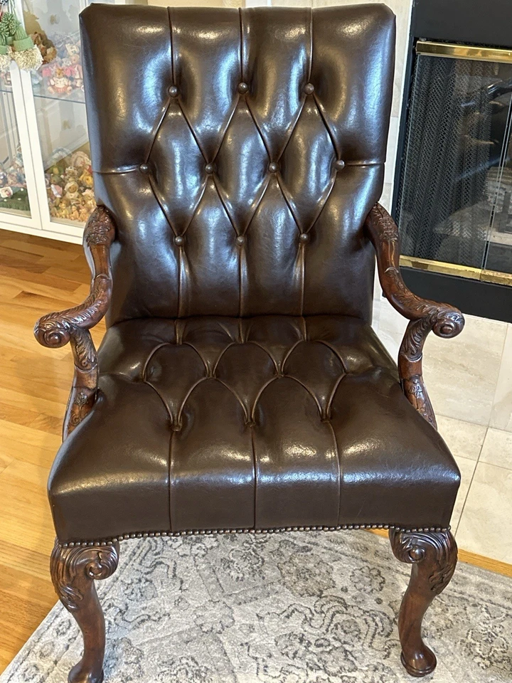 Juego de 2 sillones Theodore Alexander de cuero acolchado Foto 2 de 4