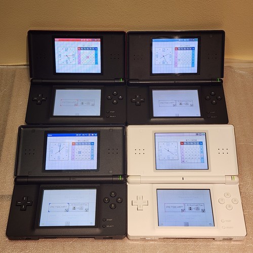 Nintendo DS Lite Lot Of 4 Consoles w/ Chargers, Cases And Bag + 22 Games - Picture 4 of 16